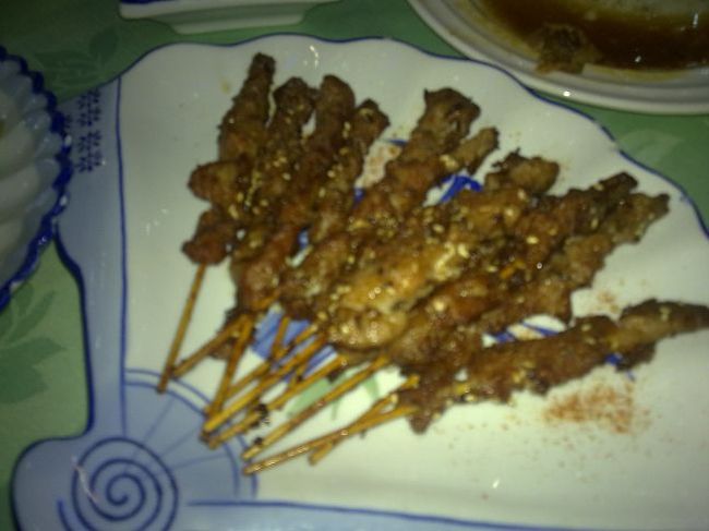 さらに来ました羊肉の串焼き。七味唐辛子のようなものをつけていただくとすこしピリ辛になる。<br />かつて北京の屋台などで食べたのより、こっちの方が断然おいしい。