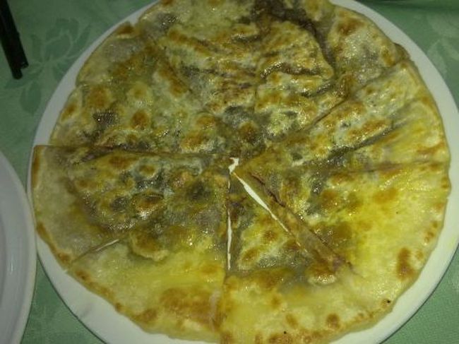 最後にとっておき「デザート」（？）が出てきた。<br /><br />なんと呼ぶのか知らないが、小麦粉を使って作った皮であずき餡を包んで焼いた、素朴なおやきの甘いバージョン。