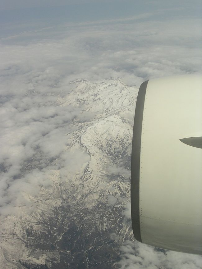 4月も中旬を過ぎ東京あたりではサクラが散り始めたたというのに雪が降ったりして、今年の日本は寒〜い春です。<br />日本アルプスの上空を通過するときに見える山々には、まだ最近降ったばかりのような雪が見えました。