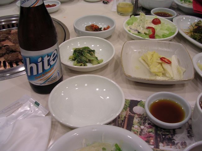 焼き肉といえば、ビールが欠かせません。ココはもちろん韓国ビールのhiteをいただきます。<br />皆さんご承知のとおり、韓国のレストランでは「おかず」がテーブル一杯に並べられ、無料でいくらでもお替りできます。ほとんど残すことも多いので「もったいないから、やめましょう」との声がでているようですが、まだまだなくなる気配はないとのこと。<br />