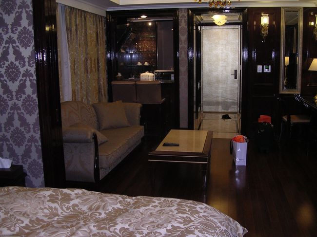 シングル利用でしたが、ベッドはダブルで部屋は十分広いし、40型以上はある大型液晶テレビもあって、快適でした。<br />おそらくビジネス用途を前提のホテルらしく、ポットはもちろん、電子レンジや電磁調理器も完備されて長期出張でも安心です。<br />ホテルの隣には24時間営業のファミリーマートもあるし、無料のインターネット回線も使え、値段は一泊1万円くらいでお手頃です。<br />出来立てでどこも綺麗でトイレはウォシュレットだし。<br />出張利用なら、ずばりお勧めのホテル。<br /><br />韓国観光公社が定めるホテルランキング的には、おそらく特2級クラスかと思われます。<br />特1級のウエスティンやヒルトン、朝鮮ホテルにはかないませんが仕事で泊まるには十分です。<br />