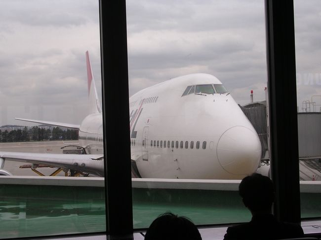 1泊2日の弾丸出張も無事に終了。<br />帰りは、金浦〜羽田便です。<br />やっぱり成田も仁川も都心から遠いのがネック。<br />国際空港の雰囲気を楽しむならいいですが、仕事モードのときは時間がかかる＝睡眠時間が削られることも多いので近いのが一番です。<br />帰りは、B747-400でした。<br />まもなく国内線では見ることができなくなる機体ですが、機内は広いし、どっしりしてもっとも安心感のある機体です。