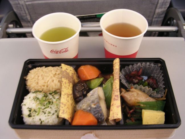 行きの成田〜仁川便は「創作“丼”シリーズ」でしたが<br />帰りの金浦〜羽田便では「行楽弁当シリーズ」でした。<br />こちらは、鰆の焼き物と野菜の煮物、それに鶏とひじきのセットでした。ご飯は炊き込みご飯と野沢菜混ぜご飯の二色。どっぷり日本食ですが、欧米の方にはどうなのかな？<br />まあ、羽田〜金浦はほとんどが日本人と韓国人の利用者なので心配は無用か？