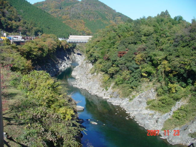 七宗（ひちそう）町の道の駅で昼食。これは道の駅からの眺め。飛騨川がきれいです。