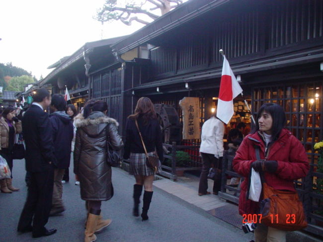 夕暮れの高山は、冷えて来ました。
