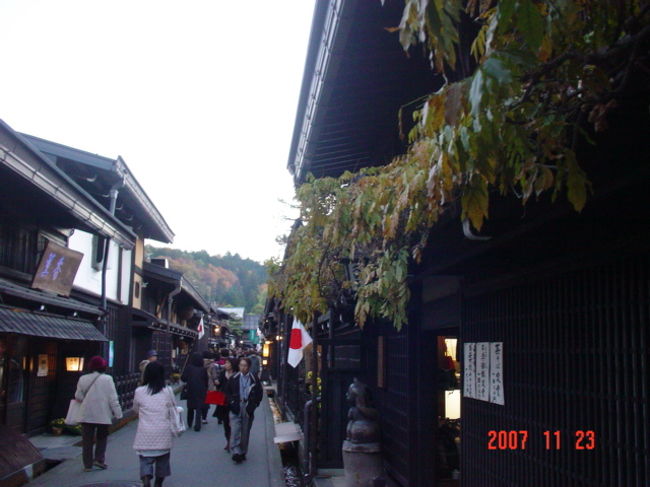 なので熱燗片手に、飛騨牛串やコロッケをいただきます。