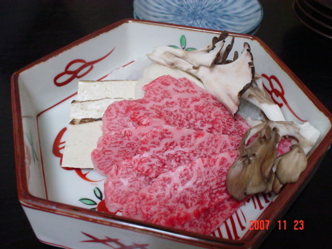 飛騨牛のすき焼き。な、なんと、牛肉を食べた事の無い３歳の息子が、これを見たとたん箸を持って立ち上がりました。「食べる」だと〜(^_^;)