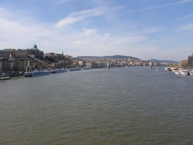 エルジェーベト橋からくさり橋方面の眺め<br /><br />最初は、お土産物でリュックも重くなったことだし<br />この橋を見たらホテルへ戻ろうと思っていたのですが<br />橋の上に来てみたら、向こうまでは渡ってみよう！<br />と歩き出しちゃった・・・