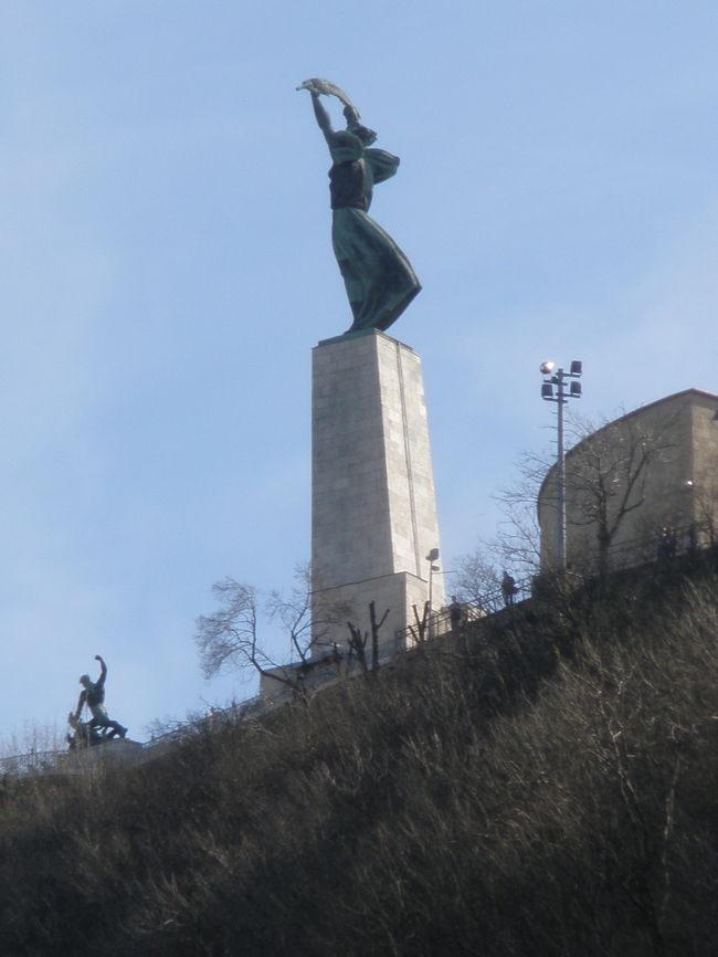 ゲッレールトの丘を見上げると<br /><br />棕櫚の葉を掲げる女性像