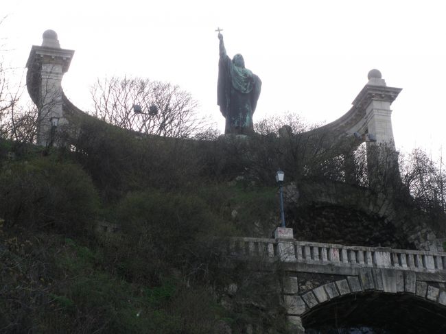 よし、あそこまで行ってどんな眺めか見てこよう！<br /><br />と上り始めました。