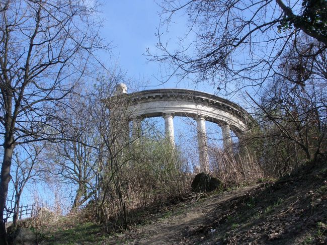 あそこが、聖ゲッレールトの像がたっているところです