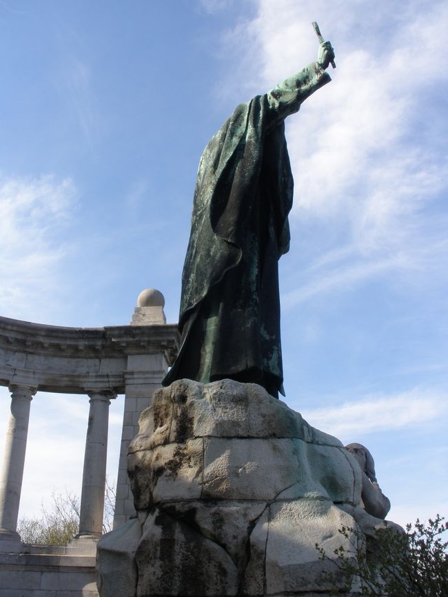 聖ゲッレールトの像<br /><br />上り始めたときは、ここで終わるはずだったのですが<br />上に行けば眺めはよくなるし、もうちょっと上ってみようか・・・<br />と欲張ってしまったのがいけなかった・・・