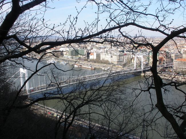 風景をみながら、上っているうちに<br /><br />先ほどの観光客らしき男性が私を追い抜いて上っていってしまった・・・<br /><br />後からは誰も上ってきていない