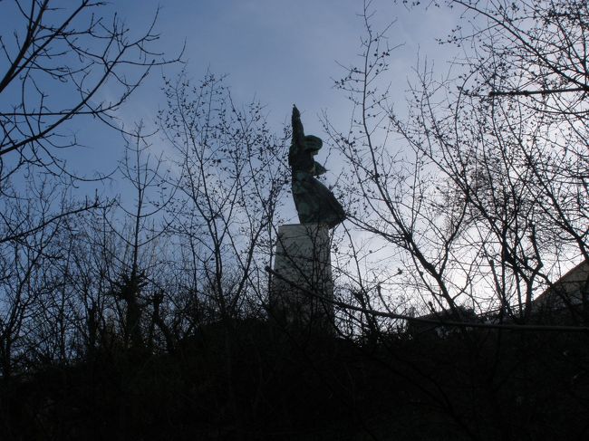 上には、女性像が見え<br /><br />観光客の人たちの話し声も聞こえるので<br /><br />あと、もう少しと思って上り続けます。