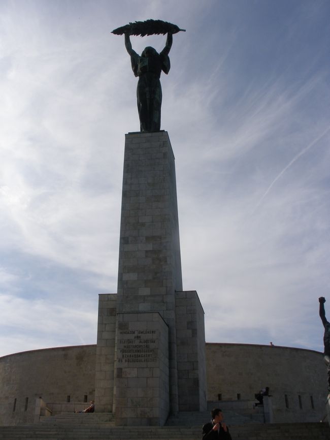 ほんの数十メートルほどでこの像の元に到着<br /><br />観光客が居るほんとに平和な風景を目の前にして<br /><br />さっきの出来事は、夢の中だったような錯覚・・・