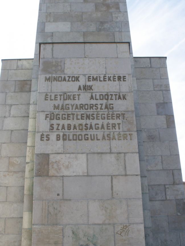 女性像の足元には台座だけがあります。<br /><br />元は、ナチス・ドイツから町を開放したソ連軍の慰霊碑として建てられ、この台座にはソ連兵の銅像が建っていたのですが、1989年東欧革命後取り除かれて、台座だけになったそうです。