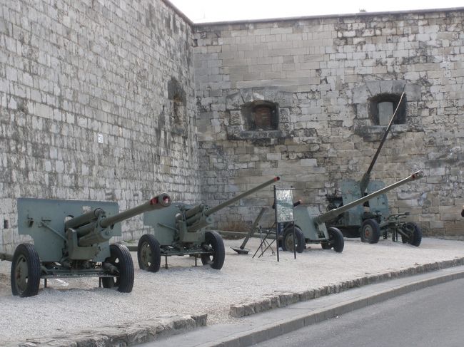 ツィタデッラの城壁に要塞の名残がありました。<br /><br />かつて、ハプスブルグ家がハンガリーの独立運動を鎮圧した後、ハンガリーを監視するために建てられたもの。<br />1894年にブダペストの所有になったが、第二次世界大戦でナチス・ドイツに占領され、ブダペストの町はここから砲撃を受けたとのこと。<br />２０世紀に入って市民に開放されたようです。