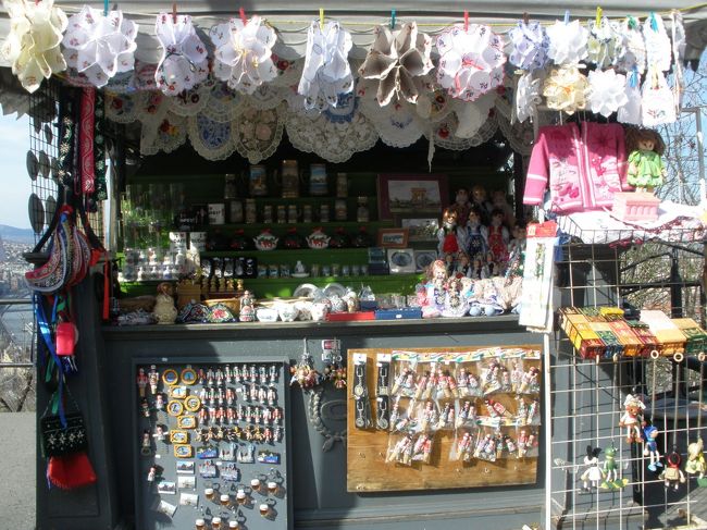 お土産物屋さんのおばさんが声をかけてくれ<br /><br />ちょっとしたたわいもないおしゃべりで落ち着けた<br /><br />お礼の気持ちで、刺繍製品を買った<br /><br />これで、ほとんど現金はゼロ！