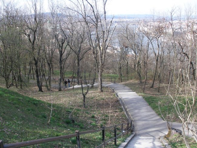 下に下っていく道を見ていて、下りていく二人組みの女子達を発見<br /><br />よし、悪いけどあの人たちの後をついて下ろう！<br /><br />一人での行動に、こんなに臆病になっている自分がうそみたい