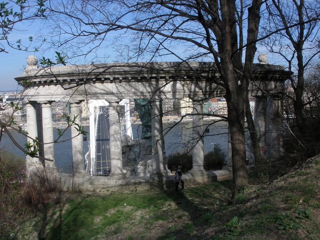 この辺りで、ホームレスの人？寝転がっている人がいたり<br /><br />フラフラの歩き方をしている人もいたし