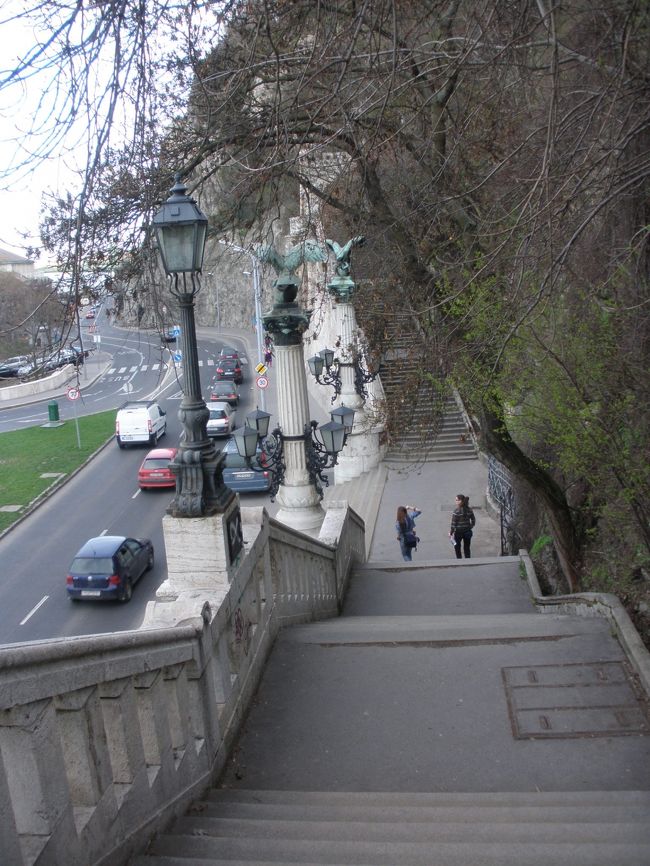 あの人達がいてくれたおかげで無事に下りてくることができました。<br /><br />途中、ナイロン袋を口に当て、フラフラ状態の人がいたり<br /><br />この辺は、女性の一人歩きはオススメできないようです。