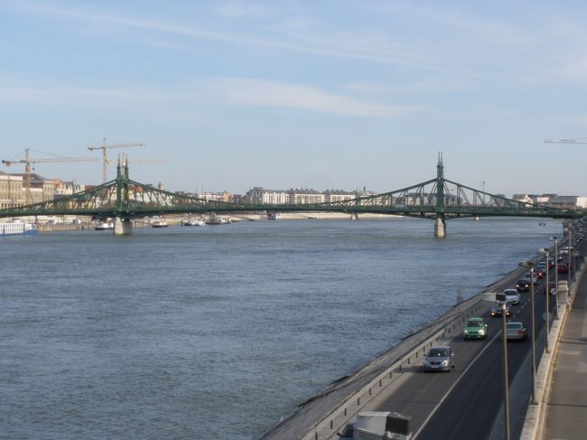 エルジェーベト橋から自由橋方面の眺め<br /><br />この辺まで戻ってきて、やっといつもの自分に戻れました。<br /><br />さっきまでの事は、夢の中？