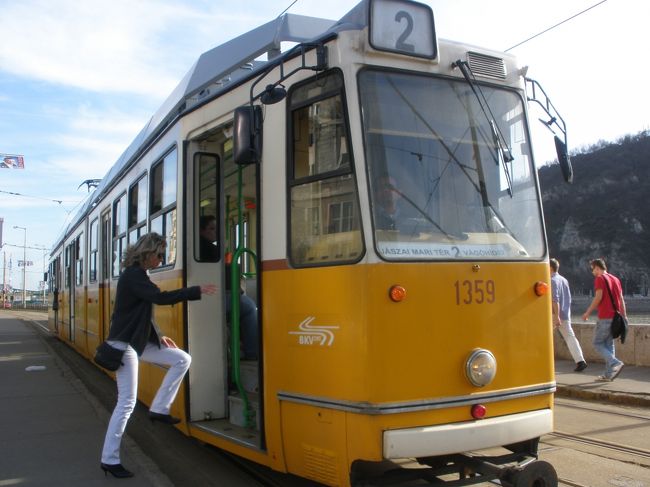 トラムに乗って、国会議事堂方面へ<br /><br />地下鉄駅にいちばん歩かなくていい所まで行きます。