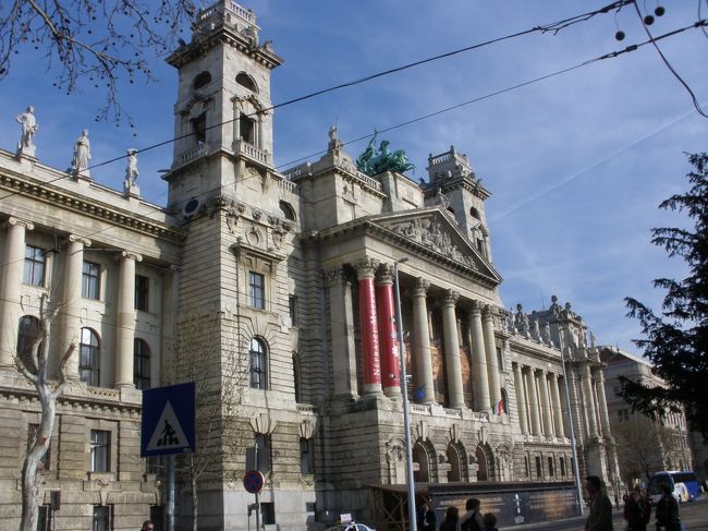 民俗博物館前まで来てしまい、停留所一つ分歩いて戻ります。