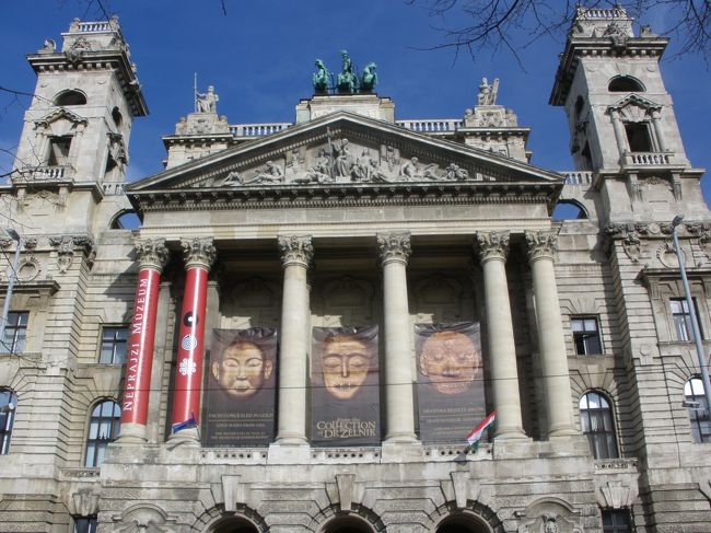 民俗博物館正面<br /><br />午後の光線が当たり、朝より素晴らしく見えました。