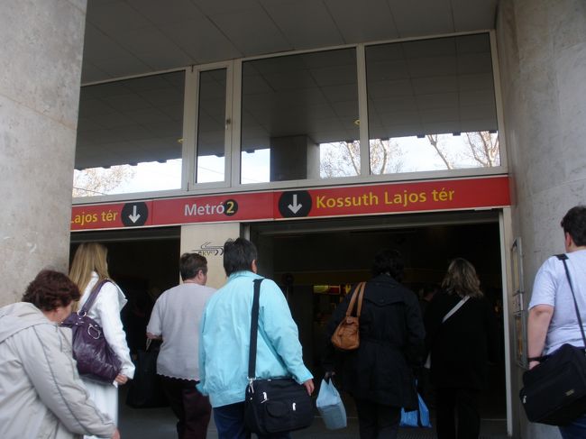 ここから地下鉄で一駅のデァーク広場へ