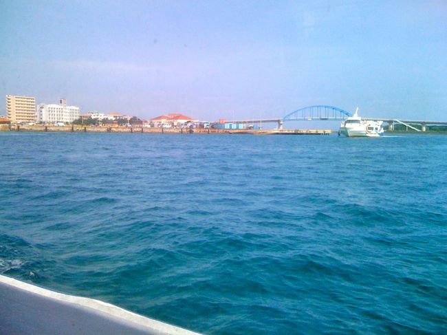 サザンゲートブリッジや石垣港前のホテルが見える。海が青い！港なのにきれい！