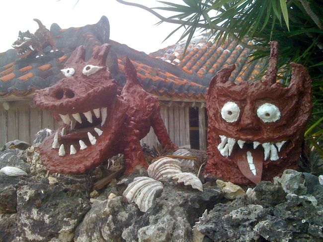 守り神シーサー、なかなか迫力がありますな〜〜
