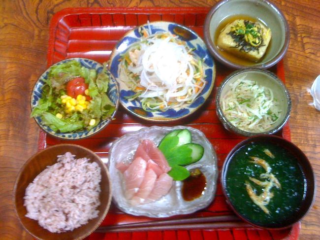 民宿に帰って６時から夕食。美味しかった。アーサーというヌルヌルした海藻が入ったお吸い物、お刺身、鶏肉、揚げ豆腐など、小食の私は食べきれなかった。