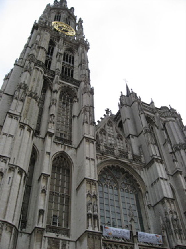 ノートルダム大聖堂。Onze-Lieve-Vrouwkathedraal<br /><br />123メートルの塔を見上げると首が痛いほど。<br />当初は複数の塔を建てる予定だったらしいが、火事などで資金不足となり、一本の塔で仕上げられた。<br />（個人的には一本の方がかっこいいんじゃないかと思ったけど）