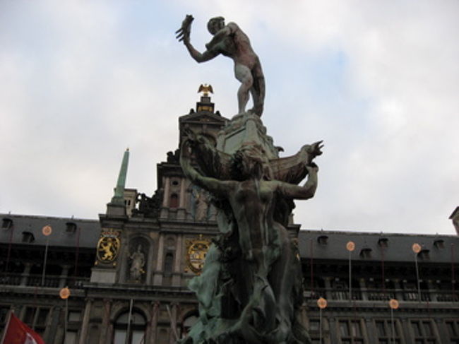 アントワープ市庁舎とその広場にあるブラボー像。<br /><br />スヘルデ川を支配していた巨人アンティゴンを倒したブラボーは、その腕を切ってスヘルデ川に投げすてたという伝説がある。<br />アントワープ市民はこの伝説が好きで、Ant(手)＋werpen(投げる)という言葉からこの街の名前がついたというほど。