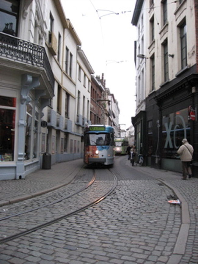 この街でも路面電車が活躍しています。