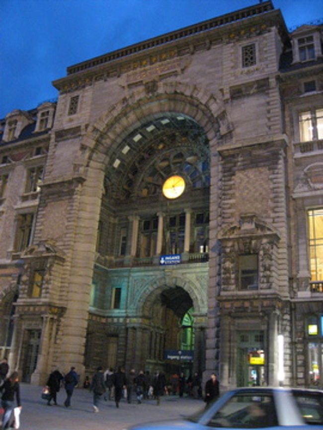 本日の宿はBrusselにとってあるため、電車で移動すべく再びAntwerp中央駅へ。