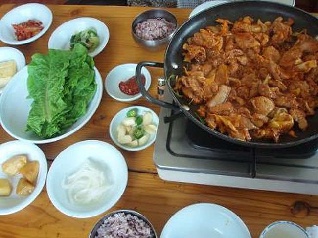 昼食は、黒豚の焼肉です。<br />