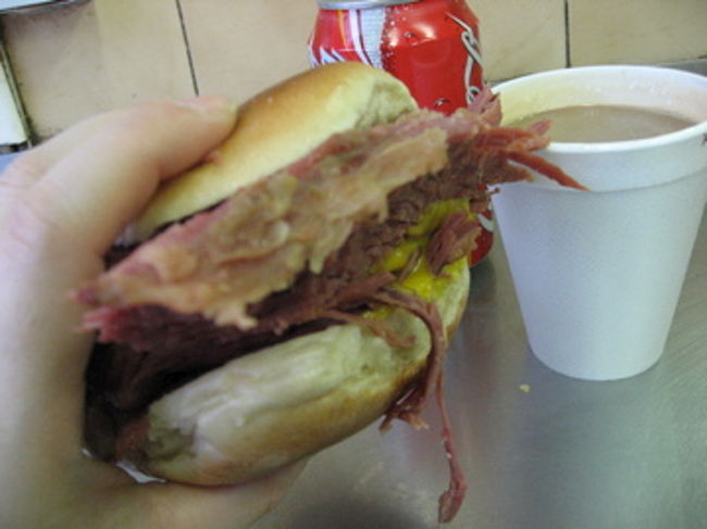 見た目は悪いものの、飯がまずいで有名なイギリスで食べたジャンクフードの中で最もおいしかった牛肉塩ゆでサンド。テイクアウト、もしくは立ち食いのみの狭い店だが、結構お客さんでいっぱいだった。