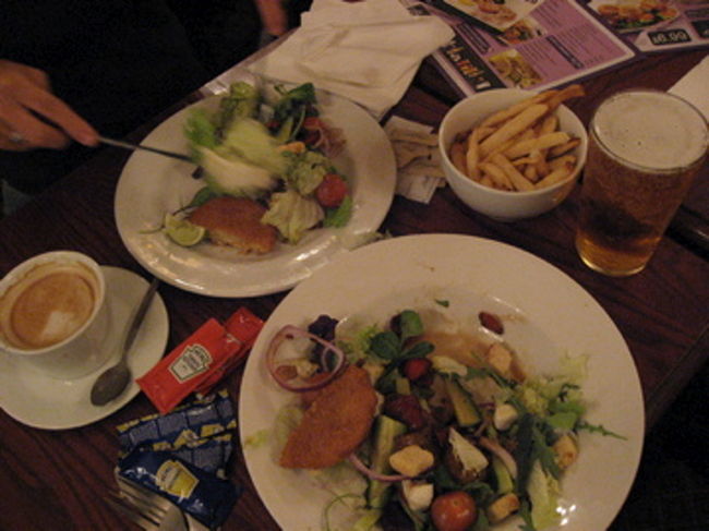 イギリスでは結構定番らしいPUB飯。お昼から気にせずビールを頼めるところがいい。<br /><br />最終地点ロンドンは、渡航4回目ということもあり、たった2泊の友人宅stayだったがなかなか満喫できた。ひとりユーレイルツアーについてたくさん語り、たくさん食べて、ショッピングもして、楽しい時を過ごす事ができた。友よ、ありがとう。<br />それにしても、緯度的には一番高いはずのロンドンが、一番あたたかく感じたのは気のせいだろうか。