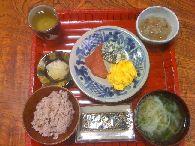 ８時からの民宿の朝ごはん。右上のヌルヌルしたのはアロエ（？）ツルッと喉ごしよく入っていく。ごちそうさま、おいしかった。席は昨晩と同じ場所、新婚さんの向かい側。あと、一人旅の男女が各一名でこの日は６人の宿泊客でした。