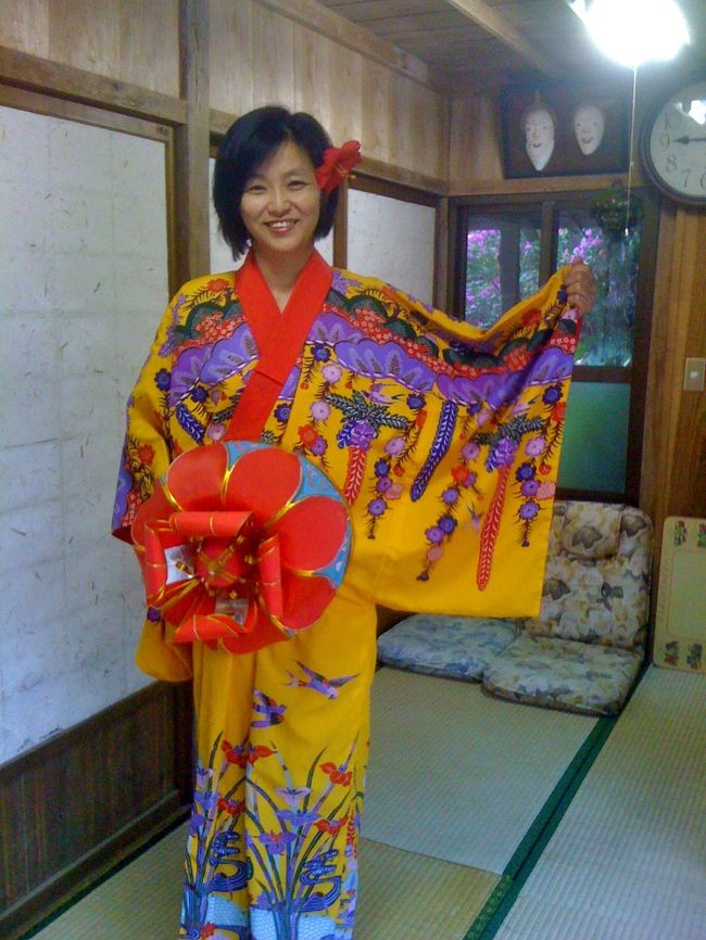じゃじゃじゃ〜ん！どう？まだいけるでしょ？晴れてれば外のお花の前で撮るそうだけど、今回は泊まったお部屋の前で。<br />きれいね〜って、もちろん着物が、、この派手な黄色、好きだわ〜。頭にさすハイビスカスは既婚女性は左、未婚女性は右と、結婚指輪と同じだそうです。