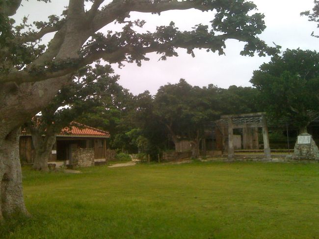 竹富島一番のお祭り「種子取祭」（たねどりさい）が行われる会場。秋に神様に奉納芸能として、１０日間踊ったり、歌ったりするそうです。<br />またその頃来てみたいな〜、でも混むのかな、、、。