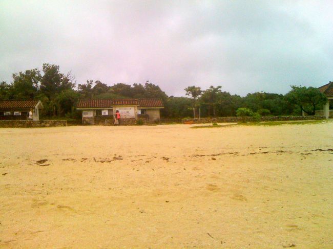 サラサラの白い砂浜。夏はたくさんの人たちが来るんでしょうね〜。<br />シャワーとトイレがあった。自転車でまわっている人がチラホラ、小型のバンで来る観光客も、風の強さに早々に引き上げる。