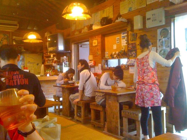 星砂浜を後にして、テクテク集落の方へ、またおしゃべりしながら歩くが途中で迷子になり、レンタサイクル屋さんで道を訪ねる。そこでお茶と地図を買い、トイレを借りる。りっぱな竹富小中学校の横を抜けてやっと目的地の「竹の子」に到着。