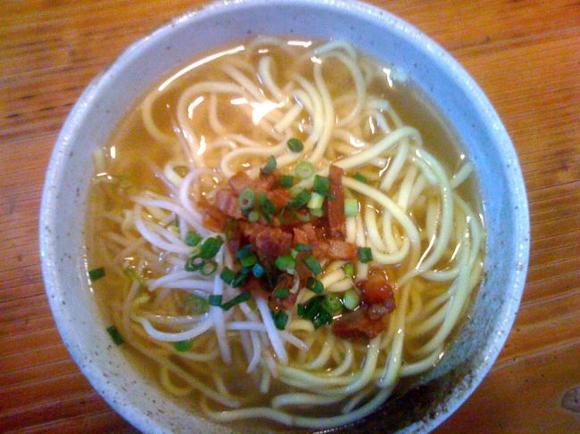 私の頼んだソバ<br />初めて食べました。美味しかったです。ソーキソバじゃなくて、八重山ソバです。<br />美味しかったです。<br />人気店とのことですが、平日の午後１時半頃行ったせいか、すぐに畳敷きの広い席に座れて、ここでもしゃべりまくり、１時間くらいのんびりしました。