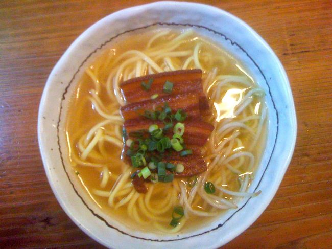 友人の頼んだ三枚肉ソバ