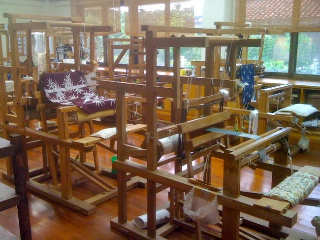 たけとみ民芸館をのぞいたり、、、昔なつかしいはた織り機がたくさんありました。