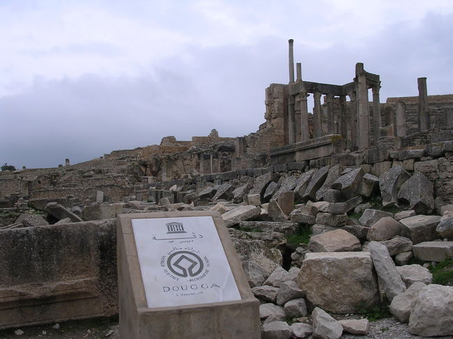 チュニジアの世界遺産「ドゥッガの遺跡」。ローマ時代の町の跡。カルタゴはすでに滅び、チュニジアはこの時ローマ帝国の支配下だった。カルタゴを築いたフェニキア人（レバノン人）は消え去っていた。地続きの国々では民族の栄華衰退は如実に感じる。島国日本なら、せいぜい源平の盛衰、豊臣徳川の政権交代ぐらいで、日本人がまったく居なくなることはなかった。