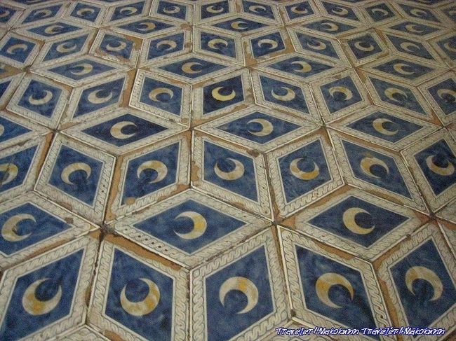 大聖堂内部のカッコいいタイル。